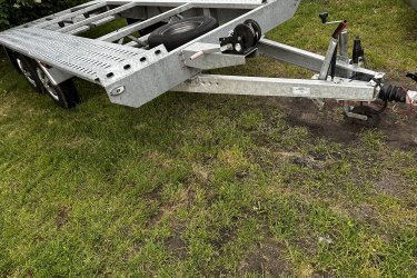 Bérelhető Trailer utánfutó 4,5x2m 2,7t