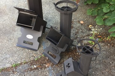 Rakéta tűzhely – az idei nyár szenzációja - kerti sütő-bográcsozó három méretben
Ez a gondosan megválogatott alapanyagból készült kerti tűzhely méretezésének köszönhetően a primer-szekunder és tercier levegő pontos arányaival füstmentes működést biztosít. A berendezésen a sütés, tárcsán sütés, és főzés egyaránt megvalósítható. Irányított hő kiáramlása miatt csak ott melegít, ahol szükség van rá, így üzemeltetése takarékos. Üzemeltethető fával, gallyal, pellettel. Kis helyigényű, dizájnos megjelenésű berendezés.
Három mérettípusban rendelhető, 4,5; 7,5; 11, 5 kW
Továbbá rendelhetők hozzá sütőtárcsák 300, 400 és 500 mm-es méretben.
Kérjen ajánlatot.
Az ár akciós ár, a készlet erejéig tart, és a legkisebb típusra vonatkozik.
