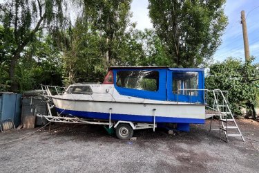 Eladó a képen látható Dizel motoros 8 személyes alcsony fogyasztású kirándulóhajó.
Gáztűzhely, mosogató, napelemről működő hűtőszekrényel felszerelt,
80 literes üzemanyagtartály, 60 literes víztartályal, illetve komplett felszerelésel. 2026 ig. rendelkező vizsgával.

Megtekinthető, Budapesten 3. kerületben.

Iá: 3.600.000Ft.

Érd: 06/20 910-5006