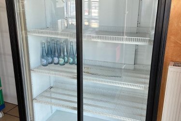 Eladó a képen látható, hibátlan állapotban lévő tolóajtós italhűtő, hűtővitrin.

Méretek: 120X60x200cm.

Iá: 380.000Ft.

Érd: 06/20 392-9582

Szállításban tudok segíteni.