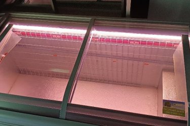 Eladó a képen látható, AHT több darab, hibátlanul működő, újszerű állapotban lévő, digitális vezérlésű fagyasztóláda, mélyhűtőláda.

Méretek: 180x85x80cm.

Iá: 360:000ft./db.

Érd: 06/20 392-9582

Szállításban tudok segíteni.