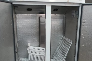 Eladó 6 hónap garanciával a képen látható, kb. 1200 literes hibátlan állapotban lévő , digitális vezérlésű, ventilátoros, belül rozsdamentes háttérfagyasztó, mélyhűtőszekrény.&#13;&#10;&#13;&#10;&#13;&#10;Iá: 420.000Ft&#13;&#10;&#13;&#10;Érd: 06/20 392-9582&#13;&#10;&#13;&#10;Szállításban tudok segíteni