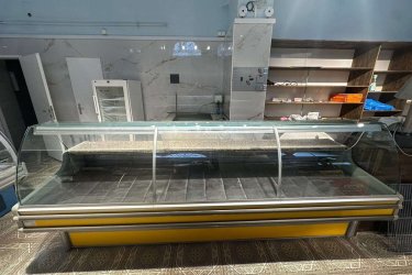 Eladó a képen látható 300cm. széles, hajlított, ívelt üveges alsó tárolós, kitünő állapotban lévő használt hűtőpult.

Iá: 420.000ft.

Érd: 06/20 392-9582

Szállításban tudok segíteni