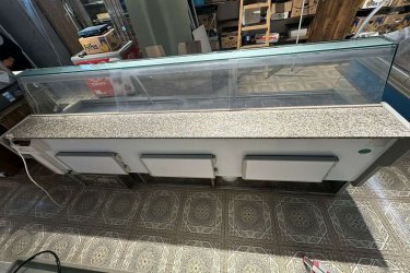 Eladó a képen látható 300cm. széles, hajlított, ívelt üveges alsó tárolós, kitünő állapotban lévő használt hűtőpult.

Iá: 420.000ft.

Érd: 06/20 392-9582

Szállításban tudok segíteni