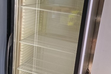 Üvegajtós Italhűtő