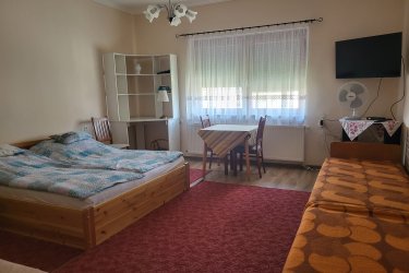 NTAK regisztrációs szám : MA20005695
Nyugodt természeti környezetben, 2 szintes vendégház   2x4 ágyas ,1db 3 és 1 db 5 ágyas szobák kiadók . A vendégházat egy időben csak egy családnak, illetve társaságnak kiadó. A szállás téli vagy nyári szezonban legalább 3 éjszakár és minimum 10 fő részére foglalható. Maximum 16 fő, családoknak és baráti köröknek ideális.
Minden szobához van zuhanyzó TV, WIFI. Konyha közös használatú. Nagy, parkosított
udvar, ahol bográcsozni- nyársalni lehet. Parkolás zárt udvaron.
Eger 18 km-re, Mezőkövesd 12 km-re van Bogácshoz.
Nyári szezon:05.16.-10.31.
Felnőtt :7500  Ft/fő /éj. +IFA 500 Ft/ fő/éj .
Gyerek :7500 Ft/fő/ éj. 0-17 éves korig .
Téli szezon:11.01.-05.15.
Felnőtt:10000 Ft/fő/éj. +IFA 500 Ft/fő/éj.
Gyerek: 10000 Ft/fő/éj.0-17 éves korig.
Bogácson látnivalók : Bogácsi Gyógy-és Strandfürdő ,Szent Márton Műemléktemplom,Bogácsi Tájház,Horgásztó,Kilátó,Kaptárkövek,Pincesor,Szinészliget.
Környék látnivalók: Poroszlói Ökocentrum 36 km.
,Eger 16 km,Mezőkövesd 8km,Cserépfalú 4 km,Bükkzsérc 8 km ,Noszvaj-Síkfőkút 8 km, Tard 4 km,Cserépváralja 6 km,,Egerszalók 20km.,Lillafüred 88 km,Szomolya 4 km ,Szilvásvárad 30km vannak Bogácshoz.
OTP,MKB, K§H Szép kártya elfogadó hely.
Foglalási feltételek/Fizetési lehetőségek
Foglalását minden esetben foglaló fizetésével véglegesítheti, amely a foglalási érték 30%-a.
Fizetési lehetőségek készpénzben a szálláshelyen, banki átutalással és OTP SZÉP kártyával.
Az Idegenforgalmi adó (IFA) minden esetben készpénzben fizetendő, melynek mértéke 500 Ft/fő/éj18 év feletti vendégek esetében.
Érkezés: 14 órától.
Távozás: 10 óráig.
Tulajdonos ott lakik az épület alsó részében.
Egész évben szeretettel várom vendégeimet.
Te:06303756031
http//:fpvendeghaz.atw.hu
piroska60@freemail.hu
