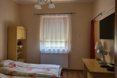 NTAK regisztrációs szám : MA20005695
Nyugodt természeti környezetben, 2 szintes vendégház   2x4 ágyas ,1db 3 és 1 db 5 ágyas szobák kiadók . A vendégházat egy időben csak egy családnak, illetve társaságnak kiadó. A szállás téli vagy nyári szezonban legalább 3 éjszakár és minimum 10 fő részére foglalható. Maximum 16 fő, családoknak és baráti köröknek ideális.
Minden szobához van zuhanyzó TV, WIFI. Konyha közös használatú. Nagy, parkosított
udvar, ahol bográcsozni- nyársalni lehet. Parkolás zárt udvaron.
Eger 18 km-re, Mezőkövesd 12 km-re van Bogácshoz.
Nyári szezon:05.16.-10.31.
Felnőtt :7500  Ft/fő /éj. +IFA 500 Ft/ fő/éj .
Gyerek :7500 Ft/fő/ éj. 0-17 éves korig .
Téli szezon:11.01.-05.15.
Felnőtt:10000 Ft/fő/éj. +IFA 500 Ft/fő/éj.
Gyerek: 10000 Ft/fő/éj.0-17 éves korig.
Bogácson látnivalók : Bogácsi Gyógy-és Strandfürdő ,Szent Márton Műemléktemplom,Bogácsi Tájház,Horgásztó,Kilátó,Kaptárkövek,Pincesor,Szinészliget.
Környék látnivalók: Poroszlói Ökocentrum 36 km.
,Eger 16 km,Mezőkövesd 8km,Cserépfalú 4 km,Bükkzsérc 8 km ,Noszvaj-Síkfőkút 8 km, Tard 4 km,Cserépváralja 6 km,,Egerszalók 20km.,Lillafüred 88 km,Szomolya 4 km ,Szilvásvárad 30km vannak Bogácshoz.
OTP,MKB, K§H Szép kártya elfogadó hely.
Foglalási feltételek/Fizetési lehetőségek
Foglalását minden esetben foglaló fizetésével véglegesítheti, amely a foglalási érték 30%-a.
Fizetési lehetőségek készpénzben a szálláshelyen, banki átutalással és OTP SZÉP kártyával.
Az Idegenforgalmi adó (IFA) minden esetben készpénzben fizetendő, melynek mértéke 500 Ft/fő/éj18 év feletti vendégek esetében.
Érkezés: 14 órától.
Távozás: 10 óráig.
Tulajdonos ott lakik az épület alsó részében.
Egész évben szeretettel várom vendégeimet.
Te:06303756031
http//:fpvendeghaz.atw.hu
piroska60@freemail.hu