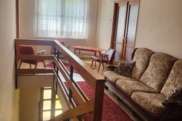 NTAK regisztrációs szám : MA20005695
Nyugodt természeti környezetben, 2 szintes vendégház   2x4 ágyas ,1db 3 és 1 db 5 ágyas szobák kiadók . A vendégházat egy időben csak egy családnak, illetve társaságnak kiadó. A szállás téli vagy nyári szezonban legalább 3 éjszakár és minimum 10 fő részére foglalható. Maximum 16 fő, családoknak és baráti köröknek ideális.
Minden szobához van zuhanyzó TV, WIFI. Konyha közös használatú. Nagy, parkosított
udvar, ahol bográcsozni- nyársalni lehet. Parkolás zárt udvaron.
Eger 18 km-re, Mezőkövesd 12 km-re van Bogácshoz.
Nyári szezon:05.16.-10.31.
Felnőtt :7500  Ft/fő /éj. +IFA 500 Ft/ fő/éj .
Gyerek :7500 Ft/fő/ éj. 0-17 éves korig .
Téli szezon:11.01.-05.15.
Felnőtt:10000 Ft/fő/éj. +IFA 500 Ft/fő/éj.
Gyerek: 10000 Ft/fő/éj.0-17 éves korig.
Bogácson látnivalók : Bogácsi Gyógy-és Strandfürdő ,Szent Márton Műemléktemplom,Bogácsi Tájház,Horgásztó,Kilátó,Kaptárkövek,Pincesor,Szinészliget.
Környék látnivalók: Poroszlói Ökocentrum 36 km.
,Eger 16 km,Mezőkövesd 8km,Cserépfalú 4 km,Bükkzsérc 8 km ,Noszvaj-Síkfőkút 8 km, Tard 4 km,Cserépváralja 6 km,,Egerszalók 20km.,Lillafüred 88 km,Szomolya 4 km ,Szilvásvárad 30km vannak Bogácshoz.
OTP,MKB, K§H Szép kártya elfogadó hely.
Foglalási feltételek/Fizetési lehetőségek
Foglalását minden esetben foglaló fizetésével véglegesítheti, amely a foglalási érték 30%-a.
Fizetési lehetőségek készpénzben a szálláshelyen, banki átutalással és OTP SZÉP kártyával.
Az Idegenforgalmi adó (IFA) minden esetben készpénzben fizetendő, melynek mértéke 500 Ft/fő/éj18 év feletti vendégek esetében.
Érkezés: 14 órától.
Távozás: 10 óráig.
Tulajdonos ott lakik az épület alsó részében.
Egész évben szeretettel várom vendégeimet.
Te:06303756031
http//:fpvendeghaz.atw.hu
piroska60@freemail.hu