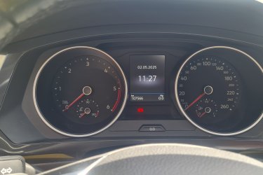 Egyszerűsítse az életét: a lakókocsi már útra kész. Csak csatlakoztatni kell, és indulhat a pihenés felé.
Az autó kiváló állapotban van
Mindig gondosan karbantartva, rendszeres szervizmúlttal az AMAG Lausanne szervizben.
Az eladás tartalmaz 4 téli gumit alufelnire szerelve + további 4 téli gumit külön.
Új akkumulátor, forgatható vonóhorog, nincs szükség további költségekre.
Készen áll arra, hogy még hosszú évekig szolgálja új tulajdonosát.

A gépkocsi Svájcban található. A szállítás, a vámköltség, valamint a magyarországi üzembe helyezéshez szükséges összes adminisztrációs és anyagi teher a vevőt terheli. 

A Steptronic váltóról
A Steptronic egy automata sebességváltó, manuális üzemmóddal, amelyet eredetileg a BMW fejlesztett ki. Ez a következőt jelenti:
Automata mód: a váltó magától kapcsolja a sebességeket, mint egy hagyományos automata.
Kézi mód (szekvenciális): a vezető maga is válthat, kuplung nélkül, a kar előre-hátra tolásával (vagy kormány mögötti váltófülekkel, modelltől függően).

Járműadatok
Karosszéria: SUV / Terepjáró
Sebességváltó: Automatizált kézi váltó (Steptronic)
Üzemanyag: Dízel
Meghajtás: Összkerékhajtás
Ajtók száma: 5
Ülések száma: 5
Teljesítmény: 150 LE / 110 kW
Hengerűrtartalom: 1968 cm³
Hengerek: 4
Sebességek száma: 7
Tengelytáv: 2681 mm
Fékezett vontatható tömeg: 2500 kg
Típusbizonyítvány száma: 1VF746
Saját tömeg: 1917 kg
Terhelhetőség: 413 kg
Forgalomba helyezés: 2016. december
CO₂-kibocsátás: 147 g/km
Energiahatékonyság: e
Kibocsátási norma: Euro 6B
Fogyasztás (l/100 km): 6.7 / 5 / 5.6
Külső szín: fekete
Belső szín: szürke
Utolsó műszaki vizsga: 2023.02.20
Futásteljesítmény: 110 000 km
Műszakilag átvizsgálva

Alapfelszereltség
4 tárcsafék
Sávtartó asszisztens (Lane Assist)
Fáradtságérzékelő
Éles hangjelzés
7 fokozatú szekvenciális DSG váltó
Hűthető kesztyűtartó
Krómozott hűtőrács
Automata klíma (Climatronic)
Elektronikus differenciálzár (XDS)
Vészfékezés esetén automatikus vészvillogó
Többütközéses fékrendszer
Auto-hold funkció
Könnyűfém felnik (Montana)
Pollen- és porfilter
Elektromos ablakemelők elöl és hátul
ESP menetstabilizáló rendszer
Tempomat
Start/Stop rendszer
ABS blokkolásgátló
Indításgátló
Composition Colour rádiórendszer
Állandó összkerékhajtás
Multifunkciós kormány
Állítható magasságú és mélységű kormány

Extrák
4 db 18” könnyűfém felni téli gumikkal
Riasztórendszer „Plus” Safe-Lock funkcióval
Parkolóasszisztens (Park Assist)
Forgatható vonóhorog
Elválasztó háló
Könnyűfém felnik 18” (Nizza)

Csomagok
Fleetline Comfortline csomag
Parkolóasszisztens (Park Assist)
Off-Road csomag
Tükörcsomag
Külső tükör automatikus leeresztése tolatáskor
Esőérzékelő ablaktörlőkhöz
Automatikus nappali fénykapcsolás távolsági fényszóróval
Automatikusan behajtható külső tükrök
Belépővilágítás
Technikai csomag (Comfortline)
Dynamic Light Assist: fényszóró vezérlés
Gyöngyházfényű fényezés

További felszereltség
Forgatható vonóhorog
