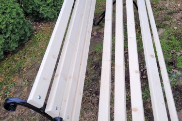 Fenyőfa ülőlécel készült kényelmes pad vas lábakkal.
Hossza: 180 cm, az ülő rész magassága: 50cm, mélysége 44 cm a háttámla magassága: 89cm. 
Külmérete 188x89x80cm
A fa rész szineit a kedves vevő döntésére bizzuk.
Az ülőfelület anyag vastagsága 3,6 cm, szélessége 6 cm teherbírása 450 kg. A padot festetlen farészel is kináljuk, ha ön szeretné lekezelni egy különleges szinre. 
Kezeletlen farészel  a pad ára 50000 ft. lekezelve két réteg vastaglazúral 60000 ft.
Kiszállítás megoldható az egész ország területére.
További kinálatunk megtekintéséhez látogason el a  www.prolignum.eu  weboldalra. Köszönjük.


