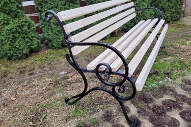 Fenyőfa ülőlécel készült kényelmes pad vas lábakkal.
Hossza: 180 cm, az ülő rész magassága: 50cm, mélysége 44 cm a háttámla magassága: 89cm. 
Külmérete 188x89x80cm
A fa rész szineit a kedves vevő döntésére bizzuk.
Az ülőfelület anyag vastagsága 3,6 cm, szélessége 6 cm teherbírása 450 kg. A padot festetlen farészel is kináljuk, ha ön szeretné lekezelni egy különleges szinre. 
Kezeletlen farészel  a pad ára 50000 ft. lekezelve két réteg vastaglazúral 60000 ft.
Kiszállítás megoldható az egész ország területére.
További kinálatunk megtekintéséhez látogason el a  www.prolignum.eu  weboldalra. Köszönjük.


