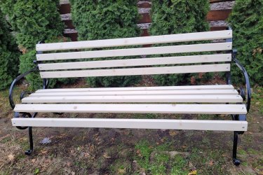 Fenyőfa ülőlécel készült kényelmes pad vas lábakkal.
Hossza: 180 cm, az ülő rész magassága: 50cm, mélysége 44 cm a háttámla magassága: 89cm. 
Külmérete 188x89x80cm
A fa rész szineit a kedves vevő döntésére bizzuk.
Az ülőfelület anyag vastagsága 3,6 cm, szélessége 6 cm teherbírása 450 kg. A padot festetlen farészel is kináljuk, ha ön szeretné lekezelni egy különleges szinre. 
Kezeletlen farészel  a pad ára 50000 ft. lekezelve két réteg vastaglazúral 60000 ft.
Kiszállítás megoldható az egész ország területére.
További kinálatunk megtekintéséhez látogason el a  www.prolignum.eu  weboldalra. Köszönjük.



