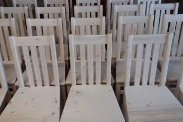 Hagyományosan készitett háttámlás szék.
Elegáns, páratlan megjelenésű szék, egyformán ajánljuk a kényelmi szintjét egy gyors reggelihez vagy egy hosszabb beszélgetéshez az asztal mellett. Minőségi bútor, tömörfa szerkezet,      tömörfa ülőlappal. Ez a szék tökéletesen alkalmas vendéglátásra, étkezőbe, konyhába, de akár teraszra is. A szék alapanyaga borovi fenyő.
A szék nem kezelt csak lecsiszolt állapotban van festésre előkészitve igy a darabár 20000 ft.
Választható többféle színel, szövet vagy műbőr kárpital, széles választékban igy a darabár 20000 ft.

  A szék méretei:
szélesség       47 cm
teljes magasság  92 cm
ülő magasság    47 cm
mélység        44 cm

Kiszállitás is megoldható az egész ország területére.
További kinálatunk megtekintéséhez látogason el a www.prolignum.eu  weboldalra. Köszönjük.
