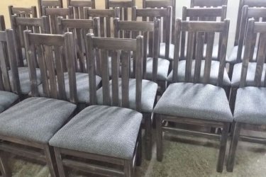 Hagyományosan készitett háttámlás szék.
Elegáns, páratlan megjelenésű szék, egyformán ajánljuk a kényelmi szintjét egy gyors reggelihez vagy egy hosszabb beszélgetéshez az asztal mellett. Minőségi bútor, tömörfa szerkezet,      tömörfa ülőlappal. Ez a szék tökéletesen alkalmas vendéglátásra, étkezőbe, konyhába, de akár teraszra is. A szék alapanyaga borovi fenyő.
A szék nem kezelt csak lecsiszolt állapotban van festésre előkészitve igy a darabár 20000 ft.
Választható többféle színel, szövet vagy műbőr kárpital, széles választékban igy a darabár 20000 ft.

  A szék méretei:
szélesség       47 cm
teljes magasság  92 cm
ülő magasság    47 cm
mélység        44 cm

Kiszállitás is megoldható az egész ország területére.
További kinálatunk megtekintéséhez látogason el a www.prolignum.eu  weboldalra. Köszönjük.
