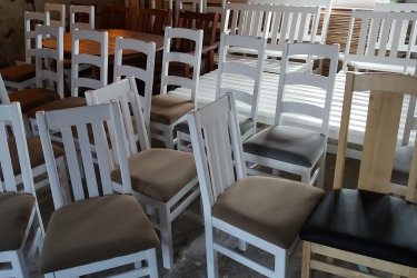 Hagyományosan készitett háttámlás szék.
Elegáns, páratlan megjelenésű szék, egyformán ajánljuk a kényelmi szintjét egy gyors reggelihez vagy egy hosszabb beszélgetéshez az asztal mellett. Minőségi bútor, tömörfa szerkezet,      tömörfa ülőlappal. Ez a szék tökéletesen alkalmas vendéglátásra, étkezőbe, konyhába, de akár teraszra is. A szék alapanyaga borovi fenyő.
A szék nem kezelt csak lecsiszolt állapotban van festésre előkészitve igy a darabár 20000 ft.
Választható többféle színel, szövet vagy műbőr kárpital, széles választékban igy a darabár 20000 ft.

  A szék méretei:
szélesség       47 cm
teljes magasság  92 cm
ülő magasság    47 cm
mélység        44 cm

Kiszállitás is megoldható az egész ország területére.
További kinálatunk megtekintéséhez látogason el a www.prolignum.eu  weboldalra. Köszönjük.
