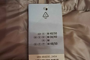 Eladó egy teljesen új férfi ÁTMENETI   kabát . M-es méret próbálni érdemes!!
Előre utalással postázom!!