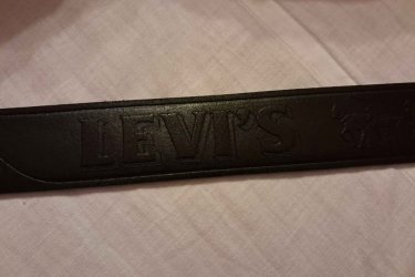 Eladó egy teljesen új VALÓDI BŐR deréköv. 110 cm hosszú. 
Márka a képen!
10.000Ft.