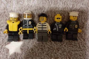 Eladó Lego city police hajó. Újszerű, eredeti, magyar leírással.

- A helikopter alkatrészei hiányoznak!
- Tettem plusz 2 rendőrt, ami alapból nem járt hozzá! + Rendőr motor

Ára: 29 999 Ft