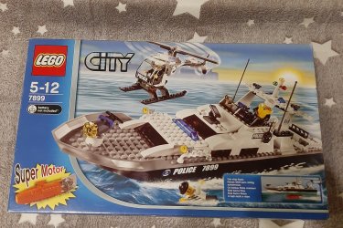 Eladó Lego city police hajó. Újszerű, eredeti, magyar leírással.

- A helikopter alkatrészei hiányoznak!
- Tettem plusz 2 rendőrt, ami alapból nem járt hozzá! + Rendőr motor

Ára: 29 999 Ft