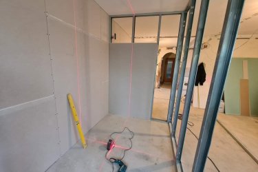 festés Ami csak egy lakásfelújításhoz kell!
 Prémium minőségű festés, mázolás, tapétázás
Munkácsi István vagyok!

Nagyobb szobafestéssel, kapcsolatos projektek mellet szívesen vállalok kisebb munkákat is a legkorszerűbb technológiákkal.
9 év szakmai tapasztalattal rendelkezem. Nálunk az első az ön kényelme éppen ezért , ha szeretné teljes egészében lebonyolítjuk a felújítást! Ön megálmodja, mi megvalósítjuk! Bátran mondja el nekünk kérését, álmait , biztosan tudunk segíteni! Nálunk a precíz pontos és tiszta munkakörnyezet alapvető, nem számít új vagy régi építésű az ingatlan amely felújítandó, itt minden feladat és mindenki egyenlő. Az árak? Nos áraink versenyképesek ugyanis csapatunk fiatalos , aktív dinamikus , ezért egy adott feladatot rövidebb idő alatt teljesítünk.
 Dobja fel élénk színekkel, vagy egy szép tapétával! 
Festés nagyon rövid határidővel!
Pattog a festék az ablakról? 
Nekünk mindegy, hogy új vagy régi, gyönyörűvé varázsoljuk.
Hívjon bátran, ingyenes helyszíni felmérésért,vagy írjon e-mailt 
 06205085638
proo.painter@gmail.com
24 órán belül felvesszük önnel a kapcsolatot.