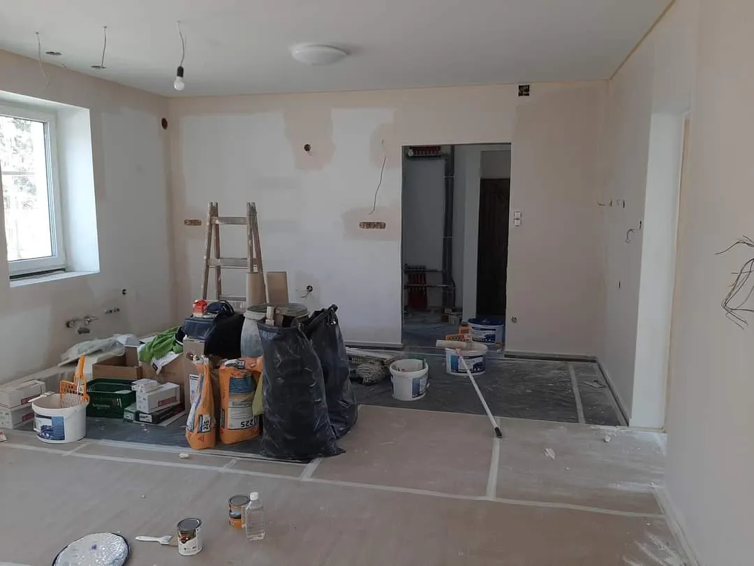 festés Ami csak egy lakásfelújításhoz kell!
 Prémium minőségű festés, mázolás, tapétázás
Munkácsi István vagyok!

Nagyobb szobafestéssel, kapcsolatos projektek mellet szívesen vállalok kisebb munkákat is a legkorszerűbb technológiákkal.
9 év szakmai tapasztalattal rendelkezem. Nálunk az első az ön kényelme éppen ezért , ha szeretné teljes egészében lebonyolítjuk a felújítást! Ön megálmodja, mi megvalósítjuk! Bátran mondja el nekünk kérését, álmait , biztosan tudunk segíteni! Nálunk a precíz pontos és tiszta munkakörnyezet alapvető, nem számít új vagy régi építésű az ingatlan amely felújítandó, itt minden feladat és mindenki egyenlő. Az árak? Nos áraink versenyképesek ugyanis csapatunk fiatalos , aktív dinamikus , ezért egy adott feladatot rövidebb idő alatt teljesítünk.
 Dobja fel élénk színekkel, vagy egy szép tapétával! 
Festés nagyon rövid határidővel!
Pattog a festék az ablakról? 
Nekünk mindegy, hogy új vagy régi, gyönyörűvé varázsoljuk.
Hívjon bátran, ingyenes helyszíni felmérésért,vagy írjon e-mailt 
 06205085638
proo.painter@gmail.com
24 órán belül felvesszük önnel a kapcsolatot.