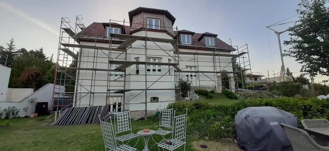 festés Ami csak egy lakásfelújításhoz kell!
 Prémium minőségű festés, mázolás, tapétázás
Munkácsi István vagyok!

Nagyobb szobafestéssel, kapcsolatos projektek mellet szívesen vállalok kisebb munkákat is a legkorszerűbb technológiákkal.
9 év szakmai tapasztalattal rendelkezem. Nálunk az első az ön kényelme éppen ezért , ha szeretné teljes egészében lebonyolítjuk a felújítást! Ön megálmodja, mi megvalósítjuk! Bátran mondja el nekünk kérését, álmait , biztosan tudunk segíteni! Nálunk a precíz pontos és tiszta munkakörnyezet alapvető, nem számít új vagy régi építésű az ingatlan amely felújítandó, itt minden feladat és mindenki egyenlő. Az árak? Nos áraink versenyképesek ugyanis csapatunk fiatalos , aktív dinamikus , ezért egy adott feladatot rövidebb idő alatt teljesítünk.
 Dobja fel élénk színekkel, vagy egy szép tapétával! 
Festés nagyon rövid határidővel!
Pattog a festék az ablakról? 
Nekünk mindegy, hogy új vagy régi, gyönyörűvé varázsoljuk.
Hívjon bátran, ingyenes helyszíni felmérésért,vagy írjon e-mailt 
 06205085638
proo.painter@gmail.com
24 órán belül felvesszük önnel a kapcsolatot.