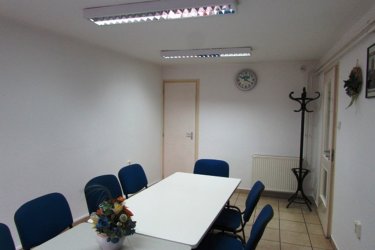 Vác központjához közel, irodaépület első emeletén 26 m2-es helyiség, irodai tevékenység folytatására, hosszútávra kiadók!

A korszerű, esztétikus megjelenésű épületben lévő helyiségek a nyugodt munkavégzéshez szükséges igényét teljes mértékben kielégítik.
Megfelelő világítással, telefonvonallal, internet csatlakozási lehetőséggel, központi fűtéssel, klímaberendezésekkel, férfi és női mosdóval, jól felszerelt étkezőhelyiséggel rendelkezik.
Az irodaépület udvarába gépkocsival be lehet állni.
A nyitvatartási idő hétköznap 7 órától 18 óra 30 percig, szombaton 7 órától 12 óráig.

Ettől eltérő munkavégzés időszakosan megoldható.

A korrekt rezsiköltség megállapítása a helyiségek alapterületétől és az állandó dolgozói létszámtól függ.

A bérleti díj összege: 70. 000.-Ft + ÁFA + 2 havi biztosíték + rezsi.

További információért és a megtekintéssel kapcsolatban, várom megtisztelő hívását!

Amiben még segíteni tudok:

- ha a vásárláshoz még el kell adnia ingatlanát
- energetikai tanúsítvány készítése 72 órán belül
- ingyenes hitelügyintézés
- jogi háttér
- földhivatali ügyintézés
- értékbecslés, piaci ármeghatározás
- költöztetés, lomtalanítás
- ajánlatok küldése e-mailben országos adatbázisból.

Tel: 06705581160