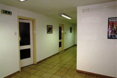 Vác központjához közel, irodaépület első emeletén 26 m2-es helyiség, irodai tevékenység folytatására, hosszútávra kiadók!

A korszerű, esztétikus megjelenésű épületben lévő helyiségek a nyugodt munkavégzéshez szükséges igényét teljes mértékben kielégítik.
Megfelelő világítással, telefonvonallal, internet csatlakozási lehetőséggel, központi fűtéssel, klímaberendezésekkel, férfi és női mosdóval, jól felszerelt étkezőhelyiséggel rendelkezik.
Az irodaépület udvarába gépkocsival be lehet állni.
A nyitvatartási idő hétköznap 7 órától 18 óra 30 percig, szombaton 7 órától 12 óráig.

Ettől eltérő munkavégzés időszakosan megoldható.

A korrekt rezsiköltség megállapítása a helyiségek alapterületétől és az állandó dolgozói létszámtól függ.

A bérleti díj összege: 70. 000.-Ft + ÁFA + 2 havi biztosíték + rezsi.

További információért és a megtekintéssel kapcsolatban, várom megtisztelő hívását!

Amiben még segíteni tudok:

- ha a vásárláshoz még el kell adnia ingatlanát
- energetikai tanúsítvány készítése 72 órán belül
- ingyenes hitelügyintézés
- jogi háttér
- földhivatali ügyintézés
- értékbecslés, piaci ármeghatározás
- költöztetés, lomtalanítás
- ajánlatok küldése e-mailben országos adatbázisból.

Tel: 06705581160