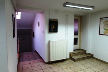 Vác központjához közel, irodaépület első emeletén 26 m2-es helyiség, irodai tevékenység folytatására, hosszútávra kiadók!

A korszerű, esztétikus megjelenésű épületben lévő helyiségek a nyugodt munkavégzéshez szükséges igényét teljes mértékben kielégítik.
Megfelelő világítással, telefonvonallal, internet csatlakozási lehetőséggel, központi fűtéssel, klímaberendezésekkel, férfi és női mosdóval, jól felszerelt étkezőhelyiséggel rendelkezik.
Az irodaépület udvarába gépkocsival be lehet állni.
A nyitvatartási idő hétköznap 7 órától 18 óra 30 percig, szombaton 7 órától 12 óráig.

Ettől eltérő munkavégzés időszakosan megoldható.

A korrekt rezsiköltség megállapítása a helyiségek alapterületétől és az állandó dolgozói létszámtól függ.

A bérleti díj összege: 70. 000.-Ft + ÁFA + 2 havi biztosíték + rezsi.

További információért és a megtekintéssel kapcsolatban, várom megtisztelő hívását!

Amiben még segíteni tudok:

- ha a vásárláshoz még el kell adnia ingatlanát
- energetikai tanúsítvány készítése 72 órán belül
- ingyenes hitelügyintézés
- jogi háttér
- földhivatali ügyintézés
- értékbecslés, piaci ármeghatározás
- költöztetés, lomtalanítás
- ajánlatok küldése e-mailben országos adatbázisból.

Tel: 06705581160