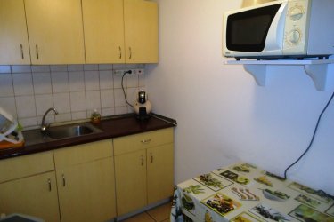 Vác központjához közel, irodaépület első emeletén 26 m2-es helyiség, irodai tevékenység folytatására, hosszútávra kiadók!

A korszerű, esztétikus megjelenésű épületben lévő helyiségek a nyugodt munkavégzéshez szükséges igényét teljes mértékben kielégítik.
Megfelelő világítással, telefonvonallal, internet csatlakozási lehetőséggel, központi fűtéssel, klímaberendezésekkel, férfi és női mosdóval, jól felszerelt étkezőhelyiséggel rendelkezik.
Az irodaépület udvarába gépkocsival be lehet állni.
A nyitvatartási idő hétköznap 7 órától 18 óra 30 percig, szombaton 7 órától 12 óráig.

Ettől eltérő munkavégzés időszakosan megoldható.

A korrekt rezsiköltség megállapítása a helyiségek alapterületétől és az állandó dolgozói létszámtól függ.

A bérleti díj összege: 70. 000.-Ft + ÁFA + 2 havi biztosíték + rezsi.

További információért és a megtekintéssel kapcsolatban, várom megtisztelő hívását!

Amiben még segíteni tudok:

- ha a vásárláshoz még el kell adnia ingatlanát
- energetikai tanúsítvány készítése 72 órán belül
- ingyenes hitelügyintézés
- jogi háttér
- földhivatali ügyintézés
- értékbecslés, piaci ármeghatározás
- költöztetés, lomtalanítás
- ajánlatok küldése e-mailben országos adatbázisból.

Tel: 06705581160
