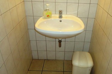 Vác központjához közel, irodaépület első emeletén 26 m2-es helyiség, irodai tevékenység folytatására, hosszútávra kiadók!

A korszerű, esztétikus megjelenésű épületben lévő helyiségek a nyugodt munkavégzéshez szükséges igényét teljes mértékben kielégítik.
Megfelelő világítással, telefonvonallal, internet csatlakozási lehetőséggel, központi fűtéssel, klímaberendezésekkel, férfi és női mosdóval, jól felszerelt étkezőhelyiséggel rendelkezik.
Az irodaépület udvarába gépkocsival be lehet állni.
A nyitvatartási idő hétköznap 7 órától 18 óra 30 percig, szombaton 7 órától 12 óráig.

Ettől eltérő munkavégzés időszakosan megoldható.

A korrekt rezsiköltség megállapítása a helyiségek alapterületétől és az állandó dolgozói létszámtól függ.

A bérleti díj összege: 70. 000.-Ft + ÁFA + 2 havi biztosíték + rezsi.

További információért és a megtekintéssel kapcsolatban, várom megtisztelő hívását!

Amiben még segíteni tudok:

- ha a vásárláshoz még el kell adnia ingatlanát
- energetikai tanúsítvány készítése 72 órán belül
- ingyenes hitelügyintézés
- jogi háttér
- földhivatali ügyintézés
- értékbecslés, piaci ármeghatározás
- költöztetés, lomtalanítás
- ajánlatok küldése e-mailben országos adatbázisból.

Tel: 06705581160