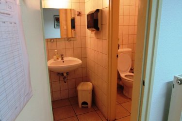 Vác központjához közel, irodaépület első emeletén 26 m2-es helyiség, irodai tevékenység folytatására, hosszútávra kiadók!

A korszerű, esztétikus megjelenésű épületben lévő helyiségek a nyugodt munkavégzéshez szükséges igényét teljes mértékben kielégítik.
Megfelelő világítással, telefonvonallal, internet csatlakozási lehetőséggel, központi fűtéssel, klímaberendezésekkel, férfi és női mosdóval, jól felszerelt étkezőhelyiséggel rendelkezik.
Az irodaépület udvarába gépkocsival be lehet állni.
A nyitvatartási idő hétköznap 7 órától 18 óra 30 percig, szombaton 7 órától 12 óráig.

Ettől eltérő munkavégzés időszakosan megoldható.

A korrekt rezsiköltség megállapítása a helyiségek alapterületétől és az állandó dolgozói létszámtól függ.

A bérleti díj összege: 70. 000.-Ft + ÁFA + 2 havi biztosíték + rezsi.

További információért és a megtekintéssel kapcsolatban, várom megtisztelő hívását!

Amiben még segíteni tudok:

- ha a vásárláshoz még el kell adnia ingatlanát
- energetikai tanúsítvány készítése 72 órán belül
- ingyenes hitelügyintézés
- jogi háttér
- földhivatali ügyintézés
- értékbecslés, piaci ármeghatározás
- költöztetés, lomtalanítás
- ajánlatok küldése e-mailben országos adatbázisból.

Tel: 06705581160