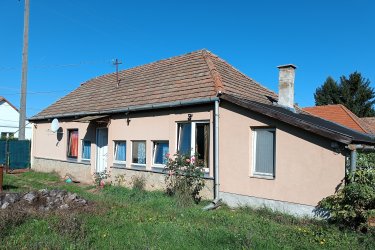 Eladó családi ház Érsekvadkert csendes utcájában. 