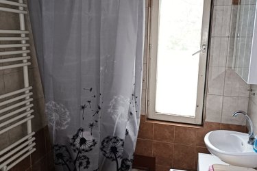 Eladó Vámosmikola központjához közeli, remek állapotú tégla építésű lakás!

Eladásra kínálom Vámosmikola központjához közeli körbekerített telken, 4 lakásos lakóépület I. emeletén, remek állapotú 53 m2-es, I. emeleti két szoba összkomfortos tégla építésű lakást.
Az ingatlan télen-nyáron megközelíthető, mivel szilárd burkolatú utcában található.
A lakóingatlant az 1980-as években építették tégla falazattal.
A lakásban előszoba (7.5 m2), étkezős konyha 13.2 m2, (kis tárolóval 1 m2), ahova elhelyezték a Bosch típusú gázkazánt), fürdőszoba ( 3.19 m2), WC ( 0.81 m2), külön bejáratú nappali (17.72 m2) és hálószoba (12.38 m2) lett kialakítva.
Az ingatlan közművei: víz, villany, gáz valamint csatorna.
Az ingatlan fűtése és a meleg víz gázcirkóval megoldott radiátoros hő leadással.
Évente rendszeresen karbantartott és korszerű radiátorokkal felszerelt.
A havi rezsiköltség rendkívül alacsony, az ingatlan fenntartása kedvező, fűtés, víz, villany valamint gáz egyedi mérés alapján kerül elszámolásra.
A lakás korszerűsítése és a felújítása az elmúlt időszakban megtörtént. Az ingatlan korszerű hőszigetelt fa nyílászárókkal, szúnyoghálóval felszerelt.
A szobák elrendezése rendkívül jó, a folyosóról nyílik a nappali és a hálószoba, amelyek egymás mellett helyezkednek el.

A lépcsőház, tiszta rendezett, konszolidált lakóközösség jellemzi.
A parkolás az udvarban ingyenes.

Az ingatlan remek elhelyezkedésének köszönhetően pár perces sétán belül elérhető minden, ami a hétköznapi élethez szükséges, élelmiszerbolt, zöldséges, hentes, pékség, általános iskola, orvosi rendelő, gyógyszertár és a buszmegálló 5 perces sétával elérhető.

A tégla lakás per és tehermentes, költözés a megállapodás szerint lehetséges.

Ajánlom fiataloknak és olyan személyeknek, akik szeretik a vidéki életet, a csendet és a nyugalmat távol a város zajától, de befektetésnek is kiváló lehetőség.

Államilag támogatott kedvezményes hitelek igényelhetők!

Irányár: 23. 400. 000.-Ft

20 km-es körzeten belül több gyógyfürdő található, mind a magyar és a szlovák oldalon is (Esztergom - Párkány).
A közelben pedig több ismert turisztikai település (Kemence, Nagybörzsöny, Perőcsény) és túrázásra, kirándulásra alkalmas helyek találhatóak. Vadászásra és horgászásra is van lehetőség az Ipoly folyó mentén és teljes területén.

további információért és a megtekintéssel kapcsolatban, várom megtisztelő hívását!

Amiben még segíteni tudok:
- ha a vásárláshoz még el kell adnia ingatlanát
- energetikai tanúsítvány készítése 72 órán belül
- ingyenes hitelügyintézés, - jogi háttér
- földhivatali ügyintézés, - értékbecslés, piaci ármeghatározás
- költöztetés, lomtalanítás, - ajánlatok küldése e-mailben országos adatbázisból.

Tel: +36705581160