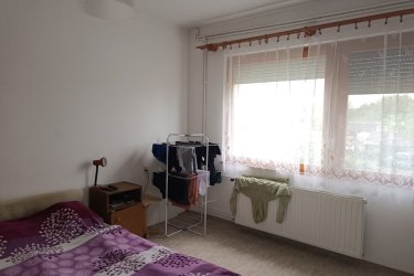 Eladó Vámosmikola központjához közeli, remek állapotú tégla építésű lakás!

Eladásra kínálom Vámosmikola központjához közeli körbekerített telken, 4 lakásos lakóépület I. emeletén, remek állapotú 53 m2-es, I. emeleti két szoba összkomfortos tégla építésű lakást.
Az ingatlan télen-nyáron megközelíthető, mivel szilárd burkolatú utcában található.
A lakóingatlant az 1980-as években építették tégla falazattal.
A lakásban előszoba (7.5 m2), étkezős konyha 13.2 m2, (kis tárolóval 1 m2), ahova elhelyezték a Bosch típusú gázkazánt), fürdőszoba ( 3.19 m2), WC ( 0.81 m2), külön bejáratú nappali (17.72 m2) és hálószoba (12.38 m2) lett kialakítva.
Az ingatlan közművei: víz, villany, gáz valamint csatorna.
Az ingatlan fűtése és a meleg víz gázcirkóval megoldott radiátoros hő leadással.
Évente rendszeresen karbantartott és korszerű radiátorokkal felszerelt.
A havi rezsiköltség rendkívül alacsony, az ingatlan fenntartása kedvező, fűtés, víz, villany valamint gáz egyedi mérés alapján kerül elszámolásra.
A lakás korszerűsítése és a felújítása az elmúlt időszakban megtörtént. Az ingatlan korszerű hőszigetelt fa nyílászárókkal, szúnyoghálóval felszerelt.
A szobák elrendezése rendkívül jó, a folyosóról nyílik a nappali és a hálószoba, amelyek egymás mellett helyezkednek el.

A lépcsőház, tiszta rendezett, konszolidált lakóközösség jellemzi.
A parkolás az udvarban ingyenes.

Az ingatlan remek elhelyezkedésének köszönhetően pár perces sétán belül elérhető minden, ami a hétköznapi élethez szükséges, élelmiszerbolt, zöldséges, hentes, pékség, általános iskola, orvosi rendelő, gyógyszertár és a buszmegálló 5 perces sétával elérhető.

A tégla lakás per és tehermentes, költözés a megállapodás szerint lehetséges.

Ajánlom fiataloknak és olyan személyeknek, akik szeretik a vidéki életet, a csendet és a nyugalmat távol a város zajától, de befektetésnek is kiváló lehetőség.

Államilag támogatott kedvezményes hitelek igényelhetők!

Irányár: 23. 400. 000.-Ft

20 km-es körzeten belül több gyógyfürdő található, mind a magyar és a szlovák oldalon is (Esztergom - Párkány).
A közelben pedig több ismert turisztikai település (Kemence, Nagybörzsöny, Perőcsény) és túrázásra, kirándulásra alkalmas helyek találhatóak. Vadászásra és horgászásra is van lehetőség az Ipoly folyó mentén és teljes területén.

további információért és a megtekintéssel kapcsolatban, várom megtisztelő hívását!

Amiben még segíteni tudok:
- ha a vásárláshoz még el kell adnia ingatlanát
- energetikai tanúsítvány készítése 72 órán belül
- ingyenes hitelügyintézés, - jogi háttér
- földhivatali ügyintézés, - értékbecslés, piaci ármeghatározás
- költöztetés, lomtalanítás, - ajánlatok küldése e-mailben országos adatbázisból.

Tel: +36705581160