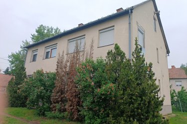 Eladó Vámosmikola központjához közeli, remek állapotú tégla építésű lakás!

Eladásra kínálom Vámosmikola központjához közeli körbekerített telken, 4 lakásos lakóépület I. emeletén, remek állapotú 53 m2-es, I. emeleti két szoba összkomfortos tégla építésű lakást.
Az ingatlan télen-nyáron megközelíthető, mivel szilárd burkolatú utcában található.
A lakóingatlant az 1980-as években építették tégla falazattal.
A lakásban előszoba (7.5 m2), étkezős konyha 13.2 m2, (kis tárolóval 1 m2), ahova elhelyezték a Bosch típusú gázkazánt), fürdőszoba ( 3.19 m2), WC ( 0.81 m2), külön bejáratú nappali (17.72 m2) és hálószoba (12.38 m2) lett kialakítva.
Az ingatlan közművei: víz, villany, gáz valamint csatorna.
Az ingatlan fűtése és a meleg víz gázcirkóval megoldott radiátoros hő leadással.
Évente rendszeresen karbantartott és korszerű radiátorokkal felszerelt.
A havi rezsiköltség rendkívül alacsony, az ingatlan fenntartása kedvező, fűtés, víz, villany valamint gáz egyedi mérés alapján kerül elszámolásra.
A lakás korszerűsítése és a felújítása az elmúlt időszakban megtörtént. Az ingatlan korszerű hőszigetelt fa nyílászárókkal, szúnyoghálóval felszerelt.
A szobák elrendezése rendkívül jó, a folyosóról nyílik a nappali és a hálószoba, amelyek egymás mellett helyezkednek el.

A lépcsőház, tiszta rendezett, konszolidált lakóközösség jellemzi.
A parkolás az udvarban ingyenes.

Az ingatlan remek elhelyezkedésének köszönhetően pár perces sétán belül elérhető minden, ami a hétköznapi élethez szükséges, élelmiszerbolt, zöldséges, hentes, pékség, általános iskola, orvosi rendelő, gyógyszertár és a buszmegálló 5 perces sétával elérhető.

A tégla lakás per és tehermentes, költözés a megállapodás szerint lehetséges.

Ajánlom fiataloknak és olyan személyeknek, akik szeretik a vidéki életet, a csendet és a nyugalmat távol a város zajától, de befektetésnek is kiváló lehetőség.

Államilag támogatott kedvezményes hitelek igényelhetők!

Irányár: 23. 400. 000.-Ft

20 km-es körzeten belül több gyógyfürdő található, mind a magyar és a szlovák oldalon is (Esztergom - Párkány).
A közelben pedig több ismert turisztikai település (Kemence, Nagybörzsöny, Perőcsény) és túrázásra, kirándulásra alkalmas helyek találhatóak. Vadászásra és horgászásra is van lehetőség az Ipoly folyó mentén és teljes területén.

további információért és a megtekintéssel kapcsolatban, várom megtisztelő hívását!

Amiben még segíteni tudok:
- ha a vásárláshoz még el kell adnia ingatlanát
- energetikai tanúsítvány készítése 72 órán belül
- ingyenes hitelügyintézés, - jogi háttér
- földhivatali ügyintézés, - értékbecslés, piaci ármeghatározás
- költöztetés, lomtalanítás, - ajánlatok küldése e-mailben országos adatbázisból.

Tel: +36705581160