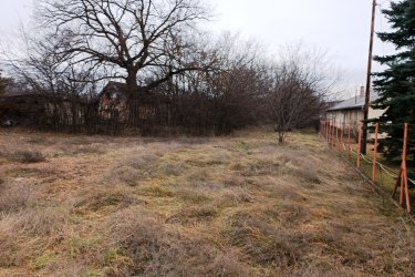 Befektetők, Építtetők figyelmébe ajánlom ezt a remek építési telket Őrbottyánban.

Eladásra kínálok 5505 m2-es, belterületi kivett beépítetlen építési telket, Őrbottyánban a

Szőlősor utcában.

A telek szélessége 27 méter, hossza 204 méter.

A telekre több ikerházat vagy sorházi lakást lehet építeni az Őrbottyáni Helyi Építési szabályzat szerint.

Az Lke-1 jelű lakóövezet (hagyományos kert városias lakóterület), ideális helyszíne lehet egy többlakásos ingatlan felépítésére.
Közművek a telek előtt megtalálhatók.
A közlekedési lehetőségek nagyon kedvezőek, a város jól megközelíthető autóval, és a közeli tömegközlekedési lehetőségeknek köszönhetően a főváros is könnyen elérhető. A környék infrastruktúrája folyamatosan fejlődik, így a jövőbeni beruházások és a település növekedése biztosítja, hogy a telek értéke csak növekedni fog az elkövetkező években.

Az Őrbottyán környéki közszolgáltatások, mint például boltok, iskolák és egészségügyi intézmények, mind könnyen elérhetők, így a mindennapi élet kényelmesen és zökkenőmentesen zajlik

Ajánlom Befektetőnek vagy építtetőnek ezt a rendkívüli beruházási lehetőséget.
Őrbottyán infrastruktúrája állandóan fejlődik. A település növekedése biztosítja, hogy a telek értéke növekedni fog az elkövetkezendő időben.

Ár: 120. 000. 000.- Ft

További információért és a megtekintéssel kapcsolatban, várom megtisztelő hívását!
Amiben még segíteni tudok:
- ha a vásárláshoz még el kell adnia ingatlanát
- energetikai tanúsítvány készítése 72 órán belül
- ingyenes hitelügyintézés
- jogi háttér
- földhivatali ügyintézés
- értékbecslés, piaci ármeghatározás
- költöztetés, lomtalanítás
- ajánlatok küldése e-mailben országos adatbázisból.

Tel: +36705581160