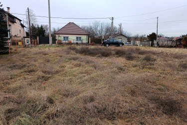 Befektetők, Építtetők figyelmébe ajánlom ezt a remek építési telket Őrbottyánban.

Eladásra kínálok 5505 m2-es, belterületi kivett beépítetlen építési telket, Őrbottyánban a

Szőlősor utcában.

A telek szélessége 27 méter, hossza 204 méter.

A telekre több ikerházat vagy sorházi lakást lehet építeni az Őrbottyáni Helyi Építési szabályzat szerint.

Az Lke-1 jelű lakóövezet (hagyományos kert városias lakóterület), ideális helyszíne lehet egy többlakásos ingatlan felépítésére.
Közművek a telek előtt megtalálhatók.
A közlekedési lehetőségek nagyon kedvezőek, a város jól megközelíthető autóval, és a közeli tömegközlekedési lehetőségeknek köszönhetően a főváros is könnyen elérhető. A környék infrastruktúrája folyamatosan fejlődik, így a jövőbeni beruházások és a település növekedése biztosítja, hogy a telek értéke csak növekedni fog az elkövetkező években.

Az Őrbottyán környéki közszolgáltatások, mint például boltok, iskolák és egészségügyi intézmények, mind könnyen elérhetők, így a mindennapi élet kényelmesen és zökkenőmentesen zajlik

Ajánlom Befektetőnek vagy építtetőnek ezt a rendkívüli beruházási lehetőséget.
Őrbottyán infrastruktúrája állandóan fejlődik. A település növekedése biztosítja, hogy a telek értéke növekedni fog az elkövetkezendő időben.

Ár: 120. 000. 000.- Ft

További információért és a megtekintéssel kapcsolatban, várom megtisztelő hívását!
Amiben még segíteni tudok:
- ha a vásárláshoz még el kell adnia ingatlanát
- energetikai tanúsítvány készítése 72 órán belül
- ingyenes hitelügyintézés
- jogi háttér
- földhivatali ügyintézés
- értékbecslés, piaci ármeghatározás
- költöztetés, lomtalanítás
- ajánlatok küldése e-mailben országos adatbázisból.

Tel: +36705581160