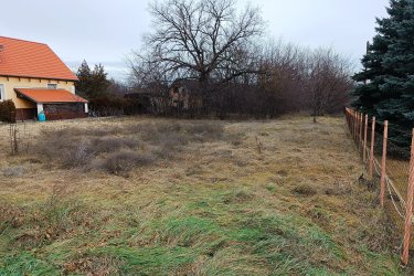 Befektetők, Építtetők figyelmébe ajánlom ezt a remek építési telket Őrbottyánban.

Eladásra kínálok 5505 m2-es, belterületi kivett beépítetlen építési telket, Őrbottyánban a

Szőlősor utcában.

A telek szélessége 27 méter, hossza 204 méter.

A telekre több ikerházat vagy sorházi lakást lehet építeni az Őrbottyáni Helyi Építési szabályzat szerint.

Az Lke-1 jelű lakóövezet (hagyományos kert városias lakóterület), ideális helyszíne lehet egy többlakásos ingatlan felépítésére.
Közművek a telek előtt megtalálhatók.
A közlekedési lehetőségek nagyon kedvezőek, a város jól megközelíthető autóval, és a közeli tömegközlekedési lehetőségeknek köszönhetően a főváros is könnyen elérhető. A környék infrastruktúrája folyamatosan fejlődik, így a jövőbeni beruházások és a település növekedése biztosítja, hogy a telek értéke csak növekedni fog az elkövetkező években.

Az Őrbottyán környéki közszolgáltatások, mint például boltok, iskolák és egészségügyi intézmények, mind könnyen elérhetők, így a mindennapi élet kényelmesen és zökkenőmentesen zajlik

Ajánlom Befektetőnek vagy építtetőnek ezt a rendkívüli beruházási lehetőséget.
Őrbottyán infrastruktúrája állandóan fejlődik. A település növekedése biztosítja, hogy a telek értéke növekedni fog az elkövetkezendő időben.

Ár: 120. 000. 000.- Ft

További információért és a megtekintéssel kapcsolatban, várom megtisztelő hívását!
Amiben még segíteni tudok:
- ha a vásárláshoz még el kell adnia ingatlanát
- energetikai tanúsítvány készítése 72 órán belül
- ingyenes hitelügyintézés
- jogi háttér
- földhivatali ügyintézés
- értékbecslés, piaci ármeghatározás
- költöztetés, lomtalanítás
- ajánlatok küldése e-mailben országos adatbázisból.

Tel: +36705581160