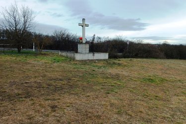 Eladásra kínálok 39390 m2-es MÁ jelű általános mezőgazdasági övezeti telket Őrbottyán határában Váckisújfalu felé.

A természet közelségét is biztosítja, így ideális helyszín lehet egy lakható, gazdasági épület kialakításához, állattartáshoz, növénytermesztéshez.

Az MÁ jelű mezőgazdasági övezet övezeti paraméterei:

1/ beépítési mód szabadon álló,
2/ a beépíthető telek legkisebb területe 10.000 méter
3/ a legnagyobb beépítettség terepszint felett 3%,
4/ a legnagyobb beépítettség terepszint alatt 3%,
5/ a legnagyobb épületmagasság 5,0 méter,
6/ az előkert legkisebb mérete 10 méter,
7/ az oldalkert legkisebb mérete 4 méter,
7/a hátsókert legkisebb mérete 10 méter

A közlekedési lehetőségek nagyon kedvezőek, a város jól megközelíthető autóval, és a közeli tömegközlekedési lehetőségeknek köszönhetően a főváros is könnyen elérhető. A környék infrastruktúrája folyamatosan fejlődik, így a jövőbeni beruházások és a település növekedése biztosítja, hogy a telek értéke csak növekedni fog az elkövetkező években.

Ajánlom Önnek ezt a rendkívüli lehetőséget, Őrbottyán infrastruktúrája állandóan fejlődik.
A település növekedése biztosítja, hogy a telek értéke növekedni fog az elkövetkezendő időben.

A mezőgazdasági telek tehermentes, a földtörvény hatálya alá esik, kifüggesztés köteles!

Ár: 58. 000. 000.-Ft

További információért és a megtekintéssel kapcsolatban, várom megtisztelő hívását!

Amiben még segíteni tudok:

- ha a vásárláshoz még el kell adnia ingatlanát
- energetikai tanúsítvány készítése 72 órán belül
- ingyenes hitelügyintézés
- jogi háttér
- földhivatali ügyintézés
- értékbecslés, piaci ármeghatározás
- költöztetés, lomtalanítás
- ajánlatok küldése e-mailben országos adatbázisból.

Tel: +36705581160 Gere Géza
