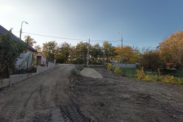 Gödön eladó egy 1070 nm-es, összközműves építési telek!

Közép Gödön eladó egy 1070 m2-es, teljes közművel rendelkező építési telek, Vt-8-as építési övezetben.

A beépíthetőség 30%.
Legnagyobb építmény magasság 6 méter.
A telek szélessége utcafronton 16 méter.

A telekre ikerházat, sorházat vagy két különálló családi házat lehet terveztetni.
Az ingatlanon egy felújítandó vagy bontandó épület van.

Irányára: 35.900.000.-

További információért és a megtekintéssel kapcsolatban, várom megtisztelő hívását!

Amiben még segíteni tudok:

- ha a vásárláshoz még el kell adnia ingatlanát
- energetikai tanúsítvány készítése 72 órán belül
- ingyenes hitelügyintézés
- jogi háttér
- földhivatali ügyintézés
- értékbecslés, piaci ármeghatározás
- költöztetés, lomtalanítás
- ajánlatok küldése e-mailben országos adatbázisból.

Tel: +36705581160

