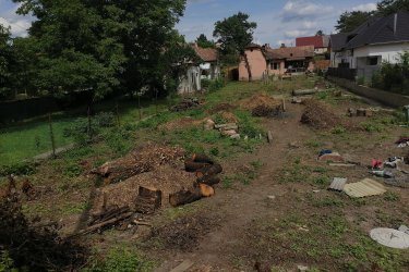 Gödön eladó egy 1070 nm-es, összközműves építési telek!

Közép Gödön eladó egy 1070 m2-es, teljes közművel rendelkező építési telek, Vt-8-as építési övezetben.

A beépíthetőség 30%.
Legnagyobb építmény magasság 6 méter.
A telek szélessége utcafronton 16 méter.

A telekre ikerházat, sorházat vagy két különálló családi házat lehet terveztetni.
Az ingatlanon egy felújítandó vagy bontandó épület van.

Irányára: 35.900.000.-

További információért és a megtekintéssel kapcsolatban, várom megtisztelő hívását!

Amiben még segíteni tudok:

- ha a vásárláshoz még el kell adnia ingatlanát
- energetikai tanúsítvány készítése 72 órán belül
- ingyenes hitelügyintézés
- jogi háttér
- földhivatali ügyintézés
- értékbecslés, piaci ármeghatározás
- költöztetés, lomtalanítás
- ajánlatok küldése e-mailben országos adatbázisból.

Tel: +36705581160

