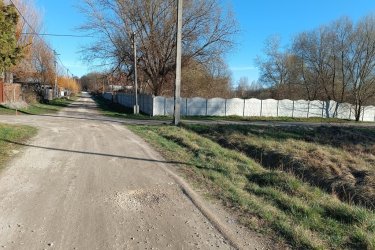 Eladó építési telek Csörög csendes kertvárosi részén!

Szeretné álmai otthonát megépíteni távol a város zajától?
Itt a lehetőség, éljen vele.

Kivételes lehetőség a saját otthon megteremtésére Csörög kertvárosi övezetében. Az eladásra kínált 715 m2-es belterületi építési sarok telek, az Lk-2 övezeti besorolásnak
megfelelően ideális családi ház építésére.

Tartozik a telekhez egy érvényes építési engedély is.
A tervezett épület bruttó 97m2-es, nettó 81m2.
A telken egy korábbi, kb. 80 m²-es ház alapja, valamint egy fúrt kút is található.
A víz közműhöz tartozó csatlakozási hozzájárulás már befizetésre került.
Közművek: víz, gáz és villany a telek előtt, a csatorna telken belül van.

A telek paraméterei:

1/ méret: 715 m2
2/szélesség: 20 méter
3/ Hosszúság: 26 méter
4 / Beépíthetőség: 30 %
5/ Beépítési mód: oldal határos
6/ Építmény magasság: 4. 5 méter
7/ Zöldterület mértéke: 50 %
8/ Szintterület mutató 0. 5 %

Ajánlom azoknak, akik szeretik a romantikus környezetet, a táj szépségét és a nyugalmat, akik számára fontos a városi infrastruktúra elérhetősége is.

Községben megtalálható óvoda, bölcsőde, művelődési ház, könyvtár, orvosi rendelő, védőnői szolgálat, gyermekjóléti szolgálat, posta, bolt is, amely a család élelmiszer ellátását biztosítja.
Menetrend szerinti iskolabusz jár reggel és délután a Váci és Sződi általános iskolába. Közlekedés: vonattal 7 perc alatt lehet a váci vasútállomásra jutni, ahonnan néhány perc elteltével indul a zónázó járat – 25 perc menetidővel – a Nyugati Pálya udvarra.

Ár: 12. 500. 000.-Ft

további információért és a megtekintéssel kapcsolatban, várom megtisztelő hívását!

Amiben még segíteni tudok:
– ha a vásárláshoz még el kell adnia ingatlanát
– energetikai tanúsítvány készítése 72 órán belül
– ingyenes hitelügyintézés
– jogi háttér
– földhivatali ügyintézés
– értékbecslés, piaci ármeghatározás
– költöztetés, lomtalanítás.

Tel: +36705581160