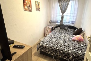 Eladó Dunakeszi Barátság úton, 67 m2-es lakás.

Eladásra kínálok Dunakeszi Barátság úti lakótelepen, egy 67 m2 Dunára néző örök panorámás felújított lakást.

A 10 emeletes panellakás a tömbház záró szintjén található.
A házban kaputelefon, lift van.
Az ingatlan egyedi mérőórákkal rendelkezik (víz, villany).

Az ingatlanban tágas étkező, konyha, három világos szoba, beépített szekrény, fürdőszoba káddal és külön toalett került kialakításra.

A lakás melegéről távfűtés gondoskodik radiátoros hő leadókkal, hűtését pedig a nappaliban felszerelt hűtő-fűtő klíma biztosítja.
A szobák laminált lap és a többi helyiség kerámialap burkolású.
Az ablakok műanyag hőszigetelésűek.

Közös költség: 14 700.- Ft / hó

Dunakeszi könnyen megközelíthető a 2-es főútról, M2-es és az M0-ásról. Dunakeszire vonattal bő negyedóra alatt lehet kiérni a Nyugatiból, de busszal is el lehet jutni a városba.
Egyik fő vonzereje, hogy sokféleképpen lehet megközelíteni, a Megyeri-híd miatt jó az összeköttetése a budai oldallal is.
Dunakeszin számos vásárlási lehetőség van.
Kisebb boltok, ABC-k, diszkontok mellett nagy szuper és hipermarketeket is elérhetőek, egy jó akcióért biztosan nem kell messzire menni.
Több étterem, cukrászda is működik a városban, számos szabadidős és kikapcsolódási lehetőség van.
Dunakeszin a Barátság úti lakótelepen élni jó, minden 10 perc sétára megtalálható vasút állomás, buszmegálló, óvodák, iskolák, bevásárlási lehetőség, gyógyszertár, orvosi rendelő.

Az állatbarátok számára is ideális választás, a lakótelepen kutyafuttató is kialakításra került.

Ha szeretne egy fejlődő városban élni, akkor ez az örök panorámás lakás önre és családjára vár.

Irányár: 64. 500. 000.-Ft

További információért és a meg tekintéssel kapcsolatban, várom megtisztelő hívását!
Amiben még segíteni tudok:
- ha a vásárláshoz még el kell adnia ingatlanát
- energetikai tanúsítvány készítése 72 órán belül
- ingyenes hitelügyintézés
- jogi háttér
- földhivatali ügyintézés
- értékbecslés, piaci ár meghatározás
- költöztetés, lomtalanítás
- ajánlatok küldése e-mailben országos adatbázisból.

Tel: +36705581160 Gere Géza
