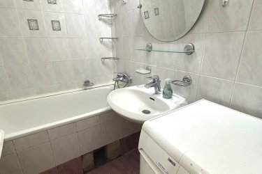 Eladó Dunakeszi Barátság úton, 67 m2-es lakás.

Eladásra kínálok Dunakeszi Barátság úti lakótelepen, egy 67 m2 Dunára néző örök panorámás felújított lakást.

A 10 emeletes panellakás a tömbház záró szintjén található.
A házban kaputelefon, lift van.
Az ingatlan egyedi mérőórákkal rendelkezik (víz, villany).

Az ingatlanban tágas étkező, konyha, három világos szoba, beépített szekrény, fürdőszoba káddal és külön toalett került kialakításra.

A lakás melegéről távfűtés gondoskodik radiátoros hő leadókkal, hűtését pedig a nappaliban felszerelt hűtő-fűtő klíma biztosítja.
A szobák laminált lap és a többi helyiség kerámialap burkolású.
Az ablakok műanyag hőszigetelésűek.

Közös költség: 14 700.- Ft / hó

Dunakeszi könnyen megközelíthető a 2-es főútról, M2-es és az M0-ásról. Dunakeszire vonattal bő negyedóra alatt lehet kiérni a Nyugatiból, de busszal is el lehet jutni a városba.
Egyik fő vonzereje, hogy sokféleképpen lehet megközelíteni, a Megyeri-híd miatt jó az összeköttetése a budai oldallal is.
Dunakeszin számos vásárlási lehetőség van.
Kisebb boltok, ABC-k, diszkontok mellett nagy szuper és hipermarketeket is elérhetőek, egy jó akcióért biztosan nem kell messzire menni.
Több étterem, cukrászda is működik a városban, számos szabadidős és kikapcsolódási lehetőség van.
Dunakeszin a Barátság úti lakótelepen élni jó, minden 10 perc sétára megtalálható vasút állomás, buszmegálló, óvodák, iskolák, bevásárlási lehetőség, gyógyszertár, orvosi rendelő.

Az állatbarátok számára is ideális választás, a lakótelepen kutyafuttató is kialakításra került.

Ha szeretne egy fejlődő városban élni, akkor ez az örök panorámás lakás önre és családjára vár.

Irányár: 64. 500. 000.-Ft

További információért és a meg tekintéssel kapcsolatban, várom megtisztelő hívását!
Amiben még segíteni tudok:
- ha a vásárláshoz még el kell adnia ingatlanát
- energetikai tanúsítvány készítése 72 órán belül
- ingyenes hitelügyintézés
- jogi háttér
- földhivatali ügyintézés
- értékbecslés, piaci ár meghatározás
- költöztetés, lomtalanítás
- ajánlatok küldése e-mailben országos adatbázisból.

Tel: +36705581160 Gere Géza
