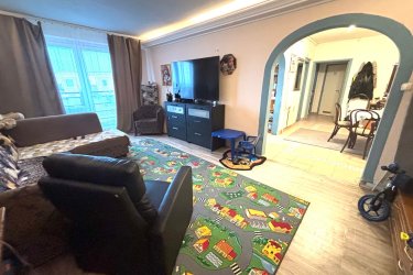 Eladó Dunakeszi Barátság úton, 67 m2-es lakás.

Eladásra kínálok Dunakeszi Barátság úti lakótelepen, egy 67 m2 Dunára néző örök panorámás felújított lakást.

A 10 emeletes panellakás a tömbház záró szintjén található.
A házban kaputelefon, lift van.
Az ingatlan egyedi mérőórákkal rendelkezik (víz, villany).

Az ingatlanban tágas étkező, konyha, három világos szoba, beépített szekrény, fürdőszoba káddal és külön toalett került kialakításra.

A lakás melegéről távfűtés gondoskodik radiátoros hő leadókkal, hűtését pedig a nappaliban felszerelt hűtő-fűtő klíma biztosítja.
A szobák laminált lap és a többi helyiség kerámialap burkolású.
Az ablakok műanyag hőszigetelésűek.

Közös költség: 14 700.- Ft / hó

Dunakeszi könnyen megközelíthető a 2-es főútról, M2-es és az M0-ásról. Dunakeszire vonattal bő negyedóra alatt lehet kiérni a Nyugatiból, de busszal is el lehet jutni a városba.
Egyik fő vonzereje, hogy sokféleképpen lehet megközelíteni, a Megyeri-híd miatt jó az összeköttetése a budai oldallal is.
Dunakeszin számos vásárlási lehetőség van.
Kisebb boltok, ABC-k, diszkontok mellett nagy szuper és hipermarketeket is elérhetőek, egy jó akcióért biztosan nem kell messzire menni.
Több étterem, cukrászda is működik a városban, számos szabadidős és kikapcsolódási lehetőség van.
Dunakeszin a Barátság úti lakótelepen élni jó, minden 10 perc sétára megtalálható vasút állomás, buszmegálló, óvodák, iskolák, bevásárlási lehetőség, gyógyszertár, orvosi rendelő.

Az állatbarátok számára is ideális választás, a lakótelepen kutyafuttató is kialakításra került.

Ha szeretne egy fejlődő városban élni, akkor ez az örök panorámás lakás önre és családjára vár.

Irányár: 64. 500. 000.-Ft

További információért és a meg tekintéssel kapcsolatban, várom megtisztelő hívását!
Amiben még segíteni tudok:
- ha a vásárláshoz még el kell adnia ingatlanát
- energetikai tanúsítvány készítése 72 órán belül
- ingyenes hitelügyintézés
- jogi háttér
- földhivatali ügyintézés
- értékbecslés, piaci ár meghatározás
- költöztetés, lomtalanítás
- ajánlatok küldése e-mailben országos adatbázisból.

Tel: +36705581160 Gere Géza
