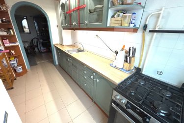 Eladó Dunakeszi Barátság úton, 67 m2-es lakás.

Eladásra kínálok Dunakeszi Barátság úti lakótelepen, egy 67 m2 Dunára néző örök panorámás felújított lakást.

A 10 emeletes panellakás a tömbház záró szintjén található.
A házban kaputelefon, lift van.
Az ingatlan egyedi mérőórákkal rendelkezik (víz, villany).

Az ingatlanban tágas étkező, konyha, három világos szoba, beépített szekrény, fürdőszoba káddal és külön toalett került kialakításra.

A lakás melegéről távfűtés gondoskodik radiátoros hő leadókkal, hűtését pedig a nappaliban felszerelt hűtő-fűtő klíma biztosítja.
A szobák laminált lap és a többi helyiség kerámialap burkolású.
Az ablakok műanyag hőszigetelésűek.

Közös költség: 14 700.- Ft / hó

Dunakeszi könnyen megközelíthető a 2-es főútról, M2-es és az M0-ásról. Dunakeszire vonattal bő negyedóra alatt lehet kiérni a Nyugatiból, de busszal is el lehet jutni a városba.
Egyik fő vonzereje, hogy sokféleképpen lehet megközelíteni, a Megyeri-híd miatt jó az összeköttetése a budai oldallal is.
Dunakeszin számos vásárlási lehetőség van.
Kisebb boltok, ABC-k, diszkontok mellett nagy szuper és hipermarketeket is elérhetőek, egy jó akcióért biztosan nem kell messzire menni.
Több étterem, cukrászda is működik a városban, számos szabadidős és kikapcsolódási lehetőség van.
Dunakeszin a Barátság úti lakótelepen élni jó, minden 10 perc sétára megtalálható vasút állomás, buszmegálló, óvodák, iskolák, bevásárlási lehetőség, gyógyszertár, orvosi rendelő.

Az állatbarátok számára is ideális választás, a lakótelepen kutyafuttató is kialakításra került.

Ha szeretne egy fejlődő városban élni, akkor ez az örök panorámás lakás önre és családjára vár.

Irányár: 64. 500. 000.-Ft

További információért és a meg tekintéssel kapcsolatban, várom megtisztelő hívását!
Amiben még segíteni tudok:
- ha a vásárláshoz még el kell adnia ingatlanát
- energetikai tanúsítvány készítése 72 órán belül
- ingyenes hitelügyintézés
- jogi háttér
- földhivatali ügyintézés
- értékbecslés, piaci ár meghatározás
- költöztetés, lomtalanítás
- ajánlatok küldése e-mailben országos adatbázisból.

Tel: +36705581160 Gere Géza
