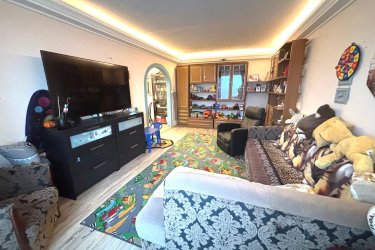 Eladó Dunakeszi Barátság úton, 67 m2-es lakás.

Eladásra kínálok Dunakeszi Barátság úti lakótelepen, egy 67 m2 Dunára néző örök panorámás felújított lakást.

A 10 emeletes panellakás a tömbház záró szintjén található.
A házban kaputelefon, lift van.
Az ingatlan egyedi mérőórákkal rendelkezik (víz, villany).

Az ingatlanban tágas étkező, konyha, három világos szoba, beépített szekrény, fürdőszoba káddal és külön toalett került kialakításra.

A lakás melegéről távfűtés gondoskodik radiátoros hő leadókkal, hűtését pedig a nappaliban felszerelt hűtő-fűtő klíma biztosítja.
A szobák laminált lap és a többi helyiség kerámialap burkolású.
Az ablakok műanyag hőszigetelésűek.

Közös költség: 14 700.- Ft / hó

Dunakeszi könnyen megközelíthető a 2-es főútról, M2-es és az M0-ásról. Dunakeszire vonattal bő negyedóra alatt lehet kiérni a Nyugatiból, de busszal is el lehet jutni a városba.
Egyik fő vonzereje, hogy sokféleképpen lehet megközelíteni, a Megyeri-híd miatt jó az összeköttetése a budai oldallal is.
Dunakeszin számos vásárlási lehetőség van.
Kisebb boltok, ABC-k, diszkontok mellett nagy szuper és hipermarketeket is elérhetőek, egy jó akcióért biztosan nem kell messzire menni.
Több étterem, cukrászda is működik a városban, számos szabadidős és kikapcsolódási lehetőség van.
Dunakeszin a Barátság úti lakótelepen élni jó, minden 10 perc sétára megtalálható vasút állomás, buszmegálló, óvodák, iskolák, bevásárlási lehetőség, gyógyszertár, orvosi rendelő.

Az állatbarátok számára is ideális választás, a lakótelepen kutyafuttató is kialakításra került.

Ha szeretne egy fejlődő városban élni, akkor ez az örök panorámás lakás önre és családjára vár.

Irányár: 64. 500. 000.-Ft

További információért és a meg tekintéssel kapcsolatban, várom megtisztelő hívását!
Amiben még segíteni tudok:
- ha a vásárláshoz még el kell adnia ingatlanát
- energetikai tanúsítvány készítése 72 órán belül
- ingyenes hitelügyintézés
- jogi háttér
- földhivatali ügyintézés
- értékbecslés, piaci ár meghatározás
- költöztetés, lomtalanítás
- ajánlatok küldése e-mailben országos adatbázisból.

Tel: +36705581160 Gere Géza
