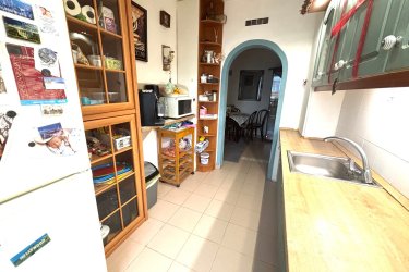 Eladó Dunakeszi Barátság úton, 67 m2-es lakás.

Eladásra kínálok Dunakeszi Barátság úti lakótelepen, egy 67 m2 Dunára néző örök panorámás felújított lakást.

A 10 emeletes panellakás a tömbház záró szintjén található.
A házban kaputelefon, lift van.
Az ingatlan egyedi mérőórákkal rendelkezik (víz, villany).

Az ingatlanban tágas étkező, konyha, három világos szoba, beépített szekrény, fürdőszoba káddal és külön toalett került kialakításra.

A lakás melegéről távfűtés gondoskodik radiátoros hő leadókkal, hűtését pedig a nappaliban felszerelt hűtő-fűtő klíma biztosítja.
A szobák laminált lap és a többi helyiség kerámialap burkolású.
Az ablakok műanyag hőszigetelésűek.

Közös költség: 14 700.- Ft / hó

Dunakeszi könnyen megközelíthető a 2-es főútról, M2-es és az M0-ásról. Dunakeszire vonattal bő negyedóra alatt lehet kiérni a Nyugatiból, de busszal is el lehet jutni a városba.
Egyik fő vonzereje, hogy sokféleképpen lehet megközelíteni, a Megyeri-híd miatt jó az összeköttetése a budai oldallal is.
Dunakeszin számos vásárlási lehetőség van.
Kisebb boltok, ABC-k, diszkontok mellett nagy szuper és hipermarketeket is elérhetőek, egy jó akcióért biztosan nem kell messzire menni.
Több étterem, cukrászda is működik a városban, számos szabadidős és kikapcsolódási lehetőség van.
Dunakeszin a Barátság úti lakótelepen élni jó, minden 10 perc sétára megtalálható vasút állomás, buszmegálló, óvodák, iskolák, bevásárlási lehetőség, gyógyszertár, orvosi rendelő.

Az állatbarátok számára is ideális választás, a lakótelepen kutyafuttató is kialakításra került.

Ha szeretne egy fejlődő városban élni, akkor ez az örök panorámás lakás önre és családjára vár.

Irányár: 64. 500. 000.-Ft

További információért és a meg tekintéssel kapcsolatban, várom megtisztelő hívását!
Amiben még segíteni tudok:
- ha a vásárláshoz még el kell adnia ingatlanát
- energetikai tanúsítvány készítése 72 órán belül
- ingyenes hitelügyintézés
- jogi háttér
- földhivatali ügyintézés
- értékbecslés, piaci ár meghatározás
- költöztetés, lomtalanítás
- ajánlatok küldése e-mailben országos adatbázisból.

Tel: +36705581160 Gere Géza
