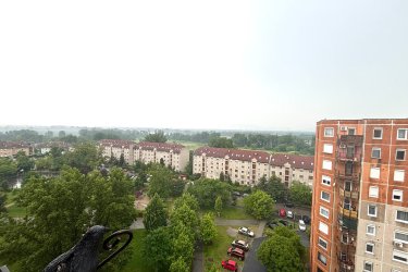 Eladó Dunakeszi Barátság úton, 67 m2-es lakás.

Eladásra kínálok Dunakeszi Barátság úti lakótelepen, egy 67 m2 Dunára néző örök panorámás felújított lakást.

A 10 emeletes panellakás a tömbház záró szintjén található.
A házban kaputelefon, lift van.
Az ingatlan egyedi mérőórákkal rendelkezik (víz, villany).

Az ingatlanban tágas étkező, konyha, három világos szoba, beépített szekrény, fürdőszoba káddal és külön toalett került kialakításra.

A lakás melegéről távfűtés gondoskodik radiátoros hő leadókkal, hűtését pedig a nappaliban felszerelt hűtő-fűtő klíma biztosítja.
A szobák laminált lap és a többi helyiség kerámialap burkolású.
Az ablakok műanyag hőszigetelésűek.

Közös költség: 14 700.- Ft / hó

Dunakeszi könnyen megközelíthető a 2-es főútról, M2-es és az M0-ásról. Dunakeszire vonattal bő negyedóra alatt lehet kiérni a Nyugatiból, de busszal is el lehet jutni a városba.
Egyik fő vonzereje, hogy sokféleképpen lehet megközelíteni, a Megyeri-híd miatt jó az összeköttetése a budai oldallal is.
Dunakeszin számos vásárlási lehetőség van.
Kisebb boltok, ABC-k, diszkontok mellett nagy szuper és hipermarketeket is elérhetőek, egy jó akcióért biztosan nem kell messzire menni.
Több étterem, cukrászda is működik a városban, számos szabadidős és kikapcsolódási lehetőség van.
Dunakeszin a Barátság úti lakótelepen élni jó, minden 10 perc sétára megtalálható vasút állomás, buszmegálló, óvodák, iskolák, bevásárlási lehetőség, gyógyszertár, orvosi rendelő.

Az állatbarátok számára is ideális választás, a lakótelepen kutyafuttató is kialakításra került.

Ha szeretne egy fejlődő városban élni, akkor ez az örök panorámás lakás önre és családjára vár.

Irányár: 64. 500. 000.-Ft

További információért és a meg tekintéssel kapcsolatban, várom megtisztelő hívását!
Amiben még segíteni tudok:
- ha a vásárláshoz még el kell adnia ingatlanát
- energetikai tanúsítvány készítése 72 órán belül
- ingyenes hitelügyintézés
- jogi háttér
- földhivatali ügyintézés
- értékbecslés, piaci ár meghatározás
- költöztetés, lomtalanítás
- ajánlatok küldése e-mailben országos adatbázisból.

Tel: +36705581160 Gere Géza
